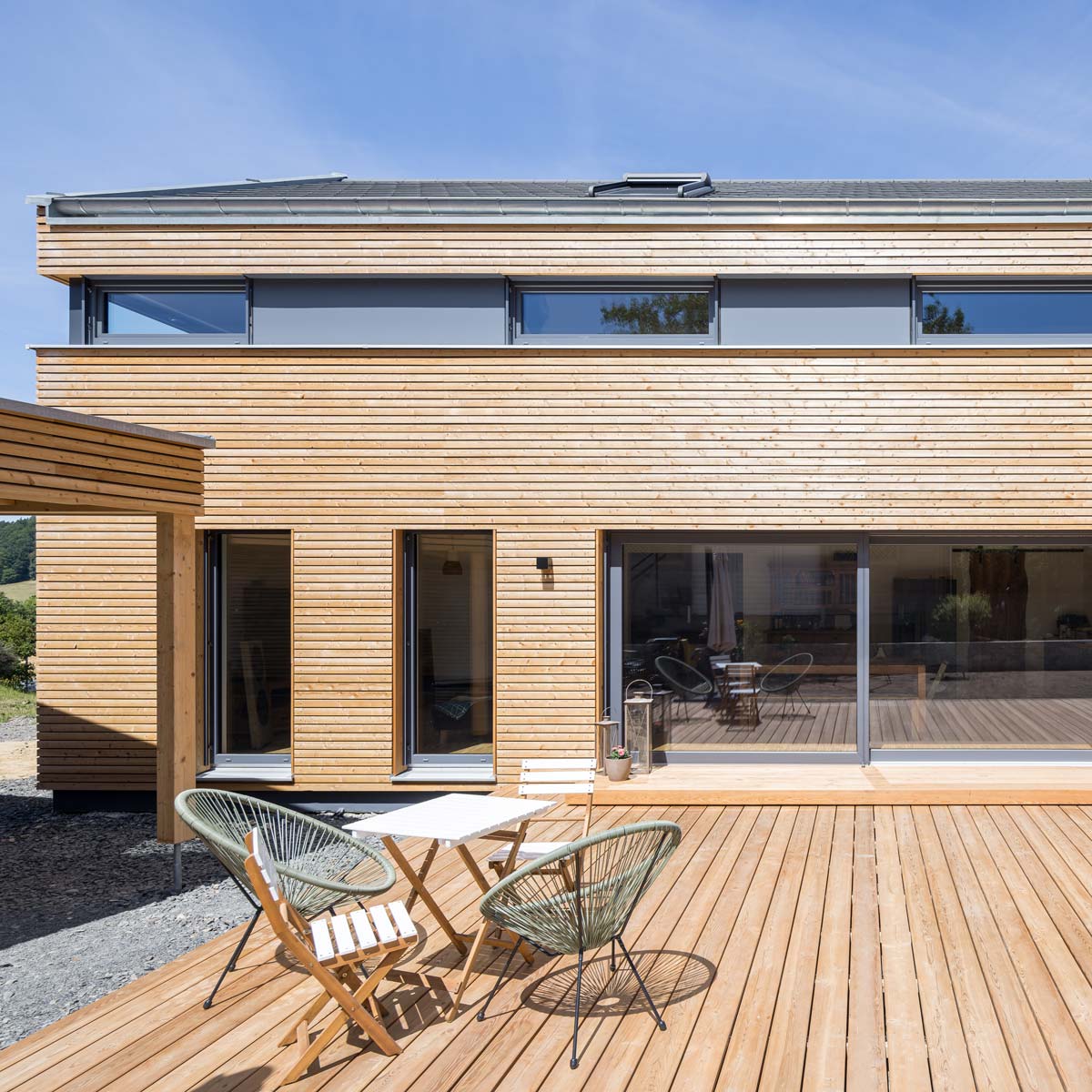 Holzhaus mit Rhombusfassade und Holzterrasse in Melsungen
