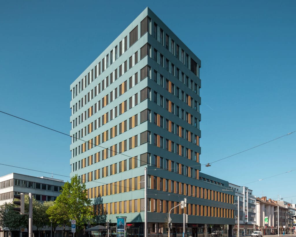Wohn- und Geschäftshaus aus Holz