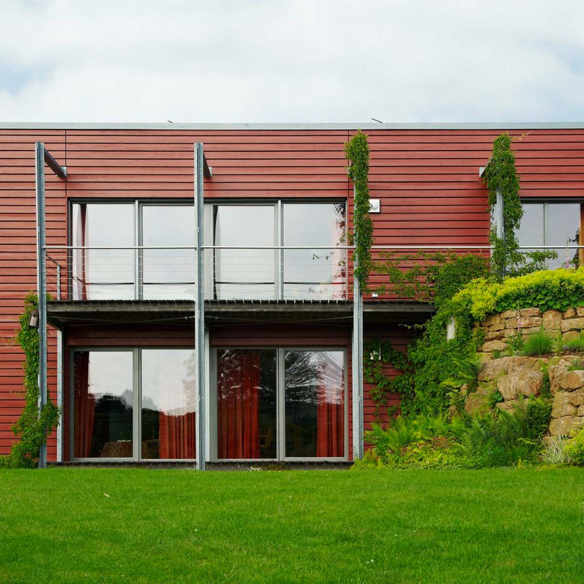 Passivhaus aus Holz mit roter Holzfassade