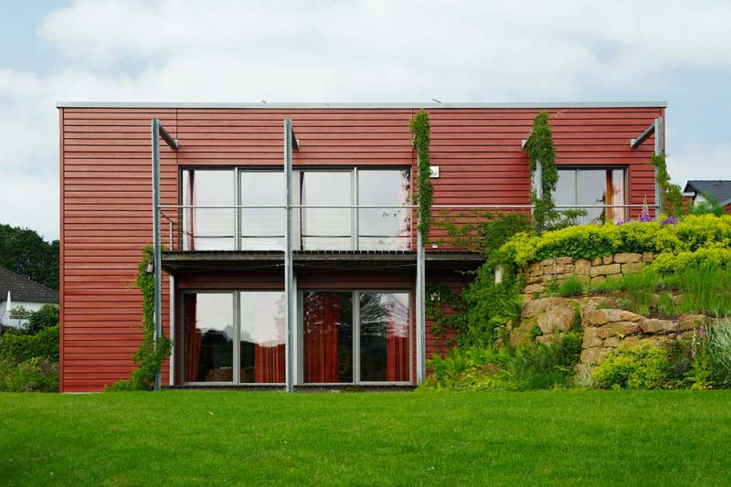 Passivhaus aus Holz mit roter Holzfassade