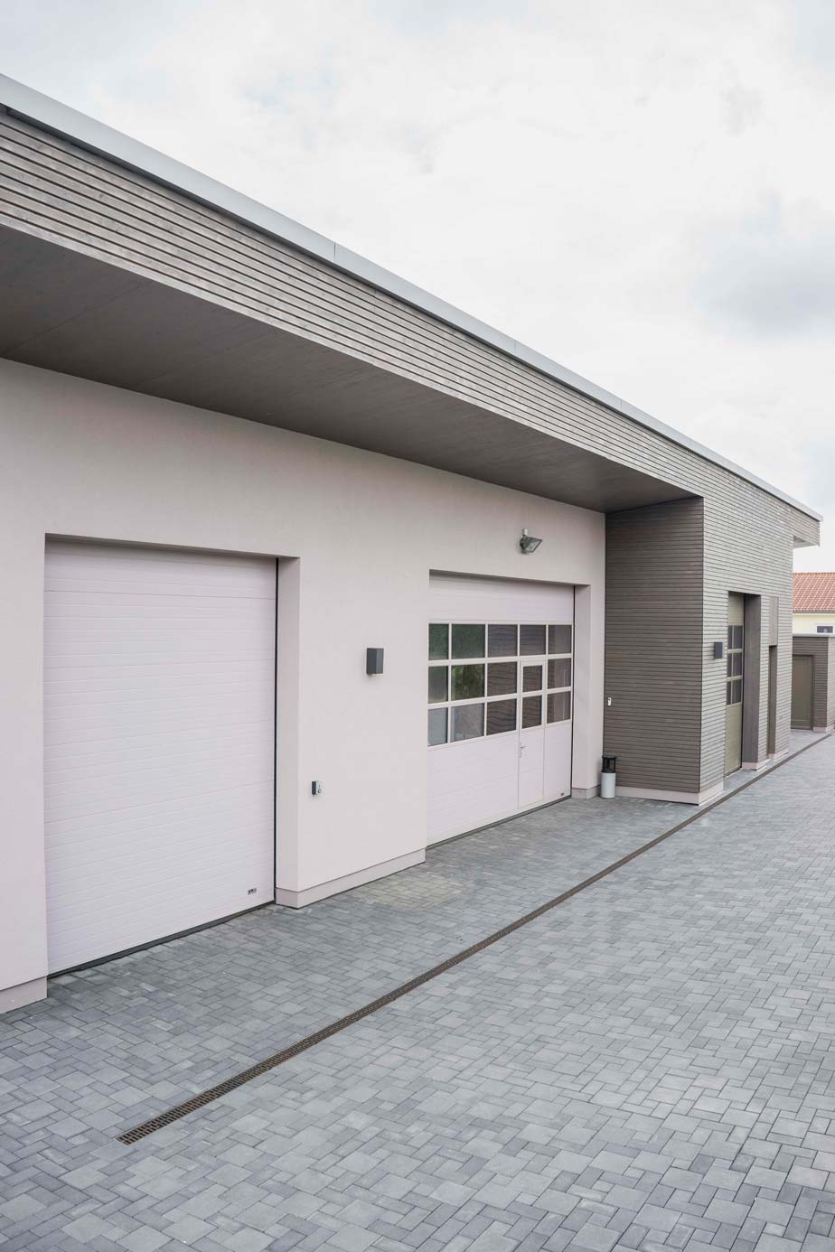 Produktions­halle mit Rolltor in Holzbauweise